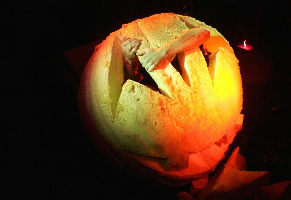 Хэллоуин все ближе – пора вырезать тыкву