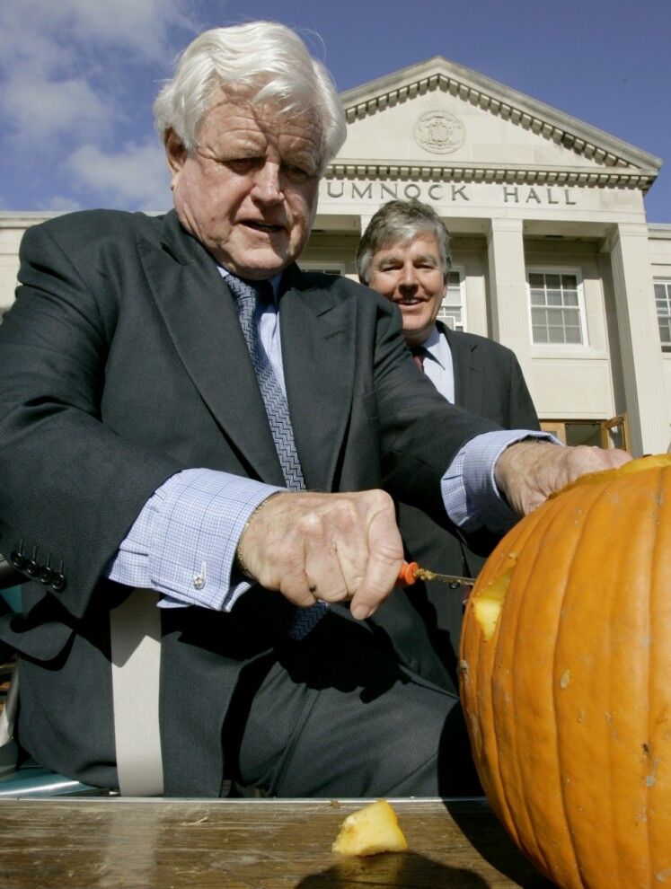 Хэллоуин все ближе – пора вырезать тыкву