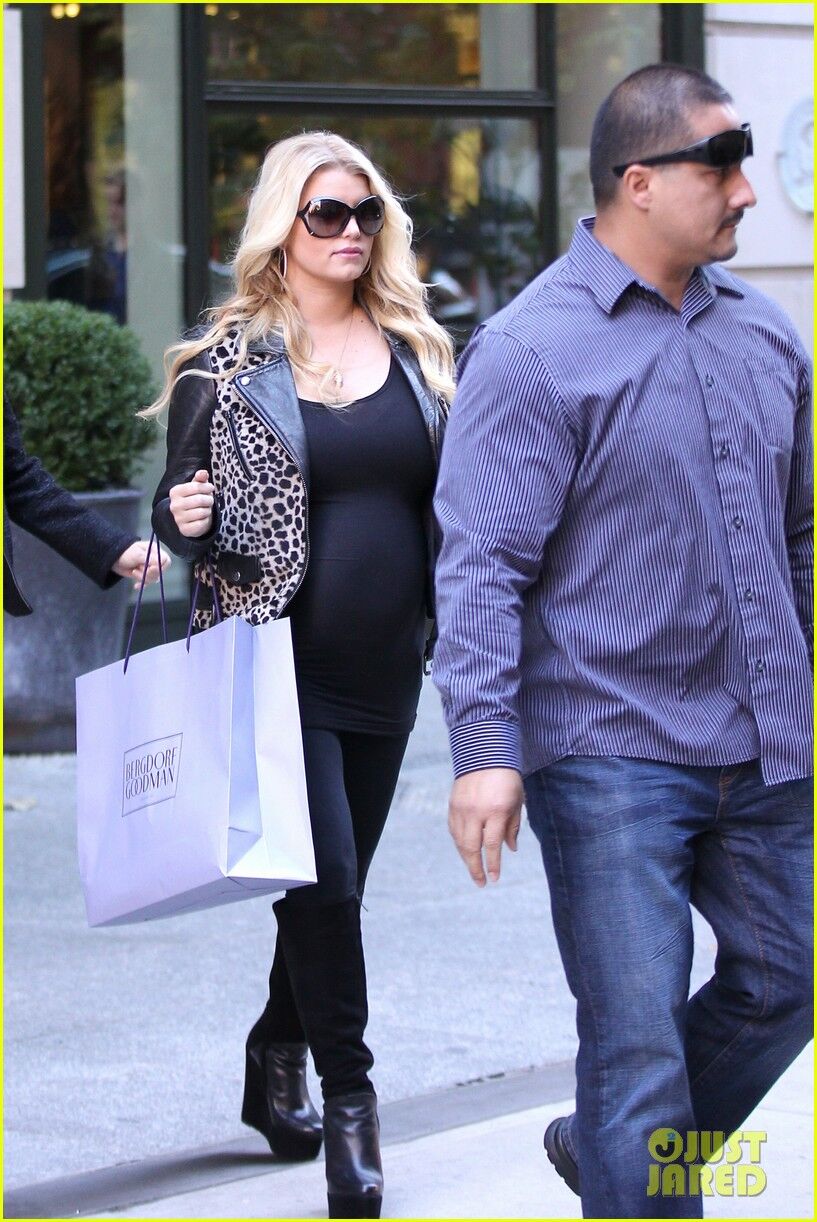 Симпсон обтянула свой животик