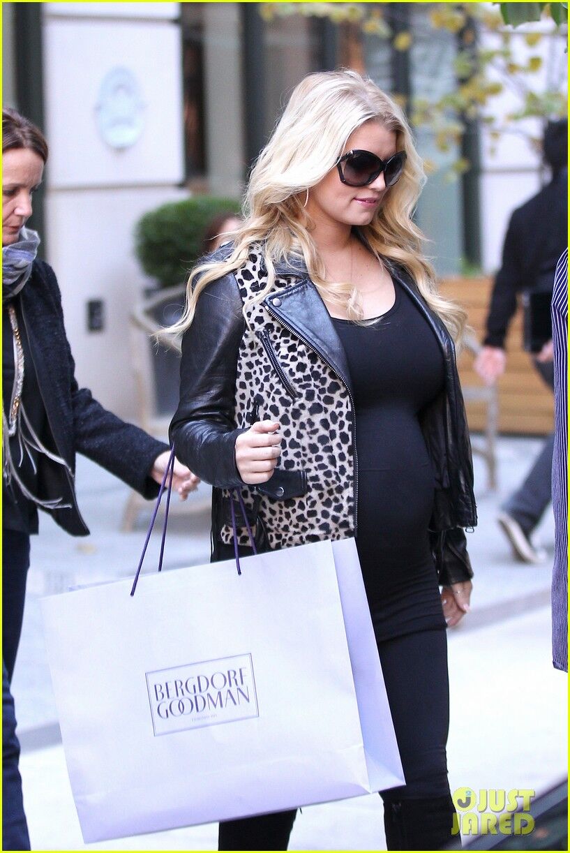 Симпсон обтянула свой животик