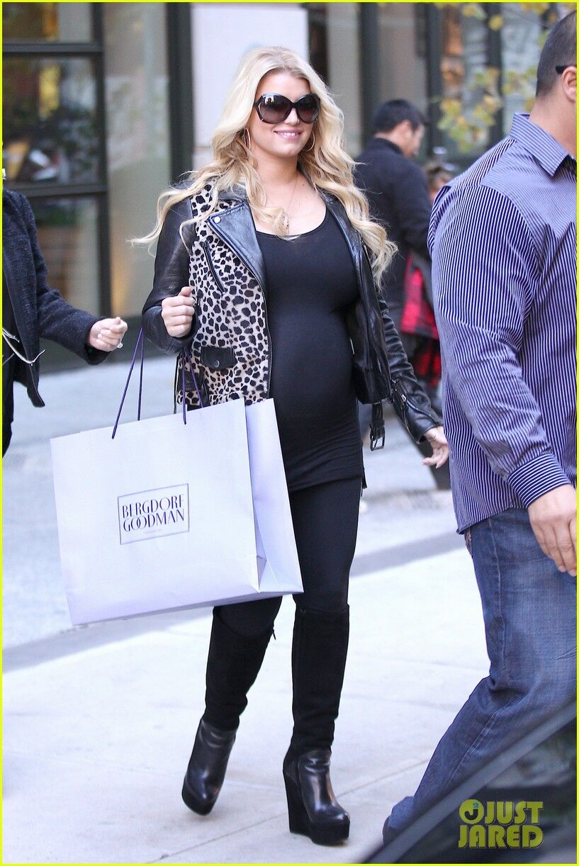 Симпсон обтянула свой животик