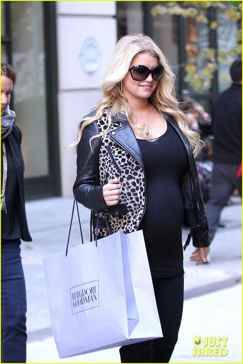 Симпсон обтянула свой животик