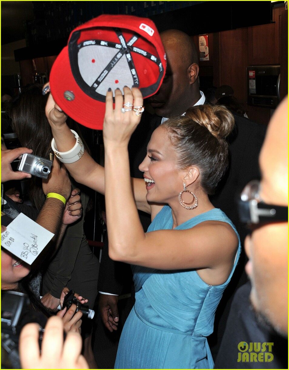 Samsung пожертвовал Лопес $500000