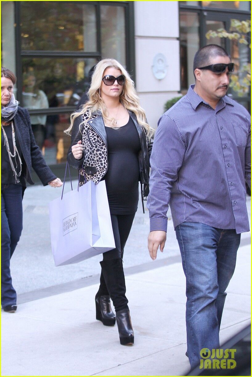 Симпсон обтянула свой животик