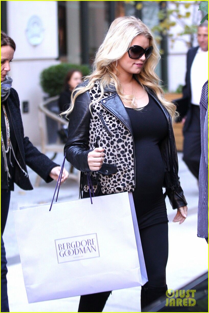 Симпсон обтянула свой животик