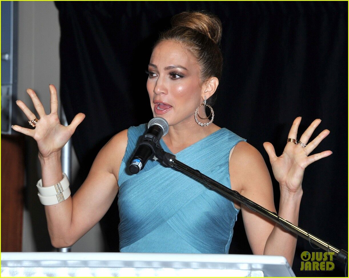 Samsung пожертвовал Лопес $500000