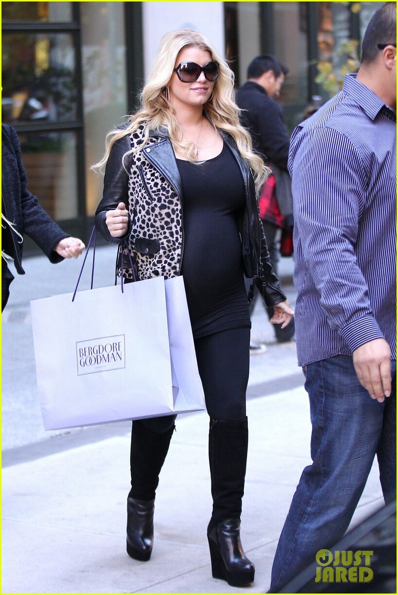 Симпсон обтянула свой животик