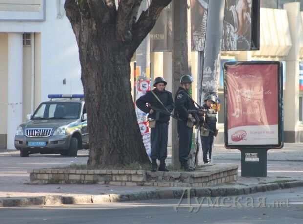 Милиция с автоматами заблокировала центр Одессы. Фото