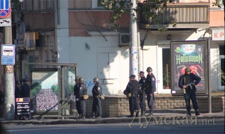 Милиция с автоматами заблокировала центр Одессы. Фото