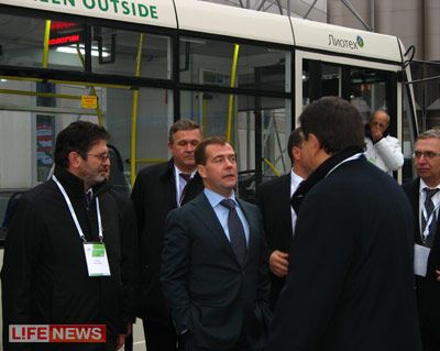 Медведев стал первым водителем «наноавтобуса». Фото