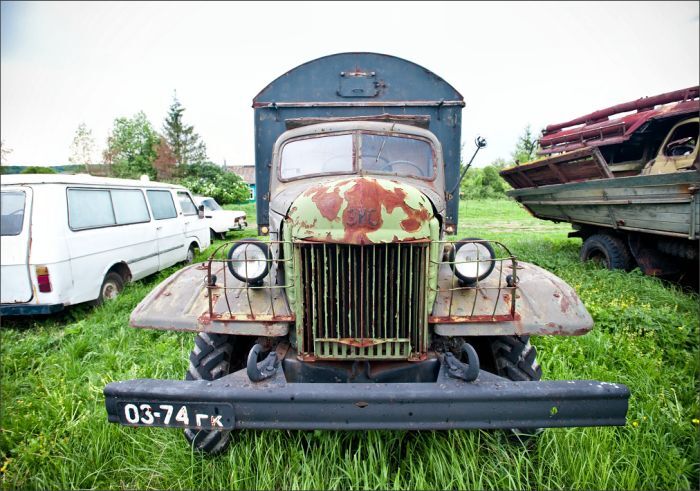 Автомузей гибнет под открытым небом. Фото 