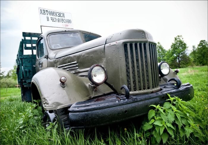 Автомузей гибнет под открытым небом. Фото 