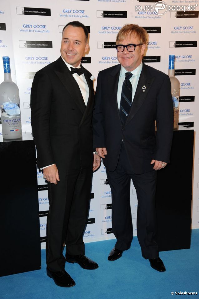 Элтон Джон собирает средства