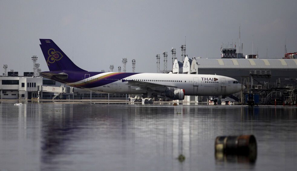 3. Самолет компании Thai Airways у затопленного ангара обслуживания в аэропорту Дон Муангв Бангкоке, Таиланд, 26 октября 2011 года. (Altaf Qadri / AP)