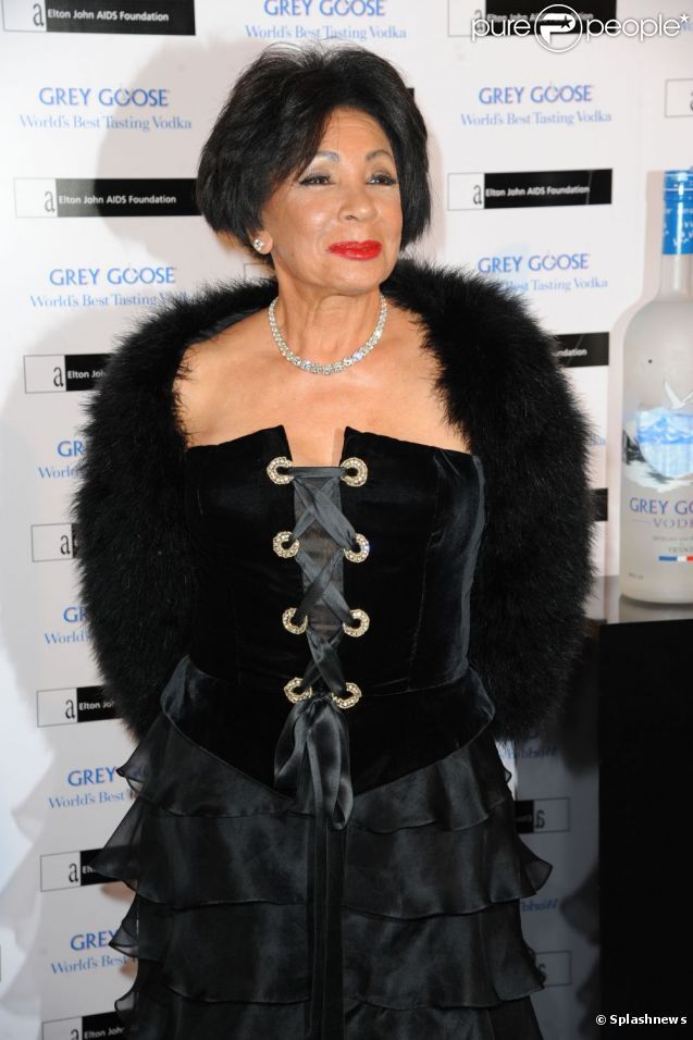 Элтон Джон собирает средства