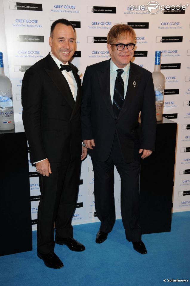 Элтон Джон собирает средства