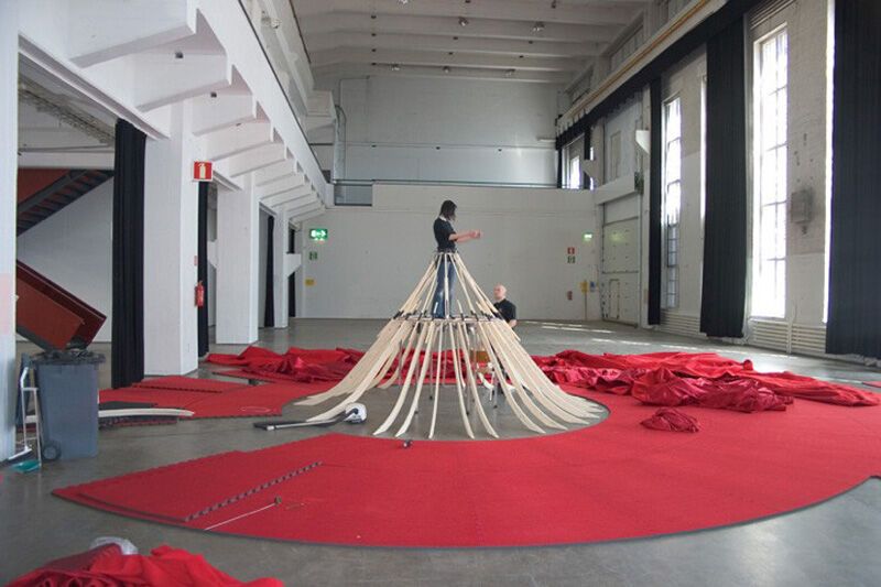 Гігантське червоне плаття-концертний зал