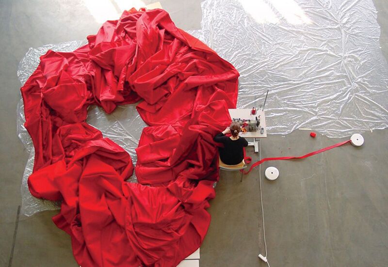 Гігантське червоне плаття-концертний зал