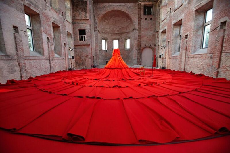 Гігантське червоне плаття-концертний зал