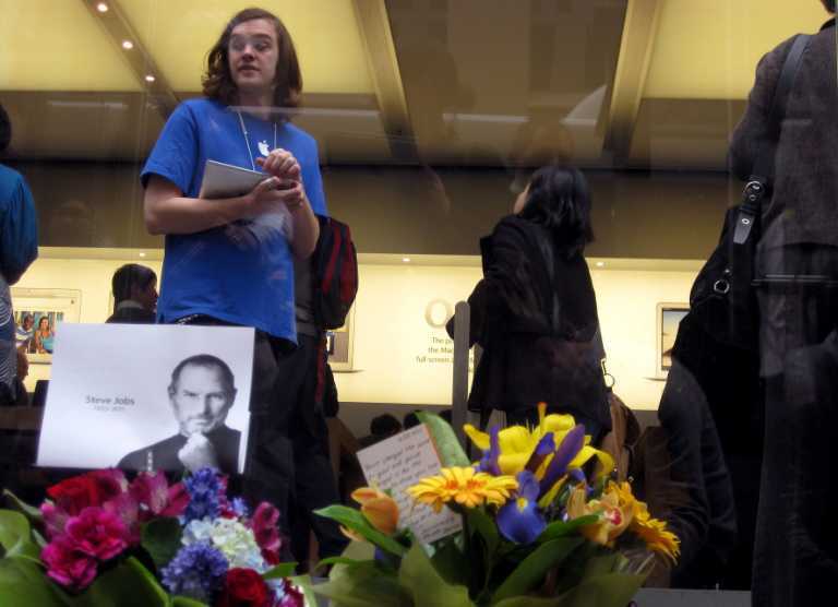 Поклонники Apple по всему миру скорбят о Стиве Джобсе. Фото