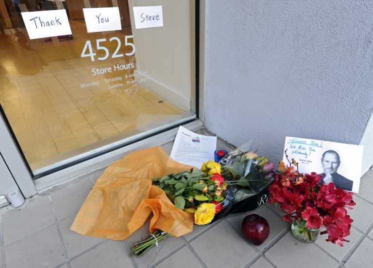 Поклонники Apple по всему миру скорбят о Стиве Джобсе. Фото