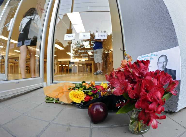 Поклонники Apple по всему миру скорбят о Стиве Джобсе. Фото