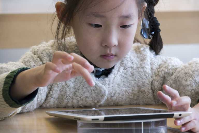 Поклонники Apple по всему миру скорбят о Стиве Джобсе. Фото