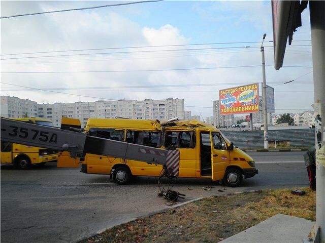 У Криму кран впав на маршрутку з пасажирами: є жертви. Фото
