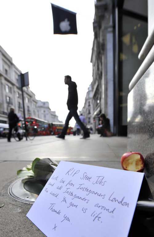 Поклонники Apple по всему миру скорбят о Стиве Джобсе. Фото