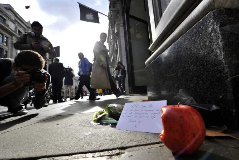 Поклонники Apple по всему миру скорбят о Стиве Джобсе. Фото