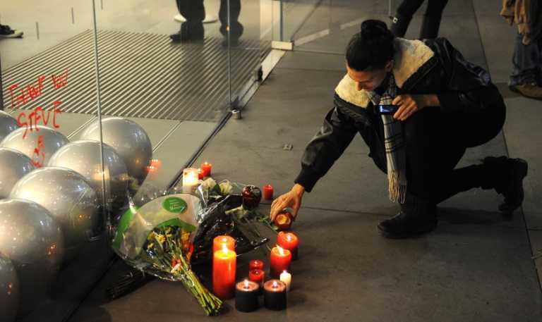 Поклонники Apple по всему миру скорбят о Стиве Джобсе. Фото