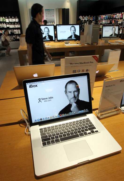 Поклонники Apple по всему миру скорбят о Стиве Джобсе. Фото