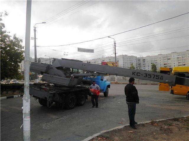 В Крыму кран упал на маршрутку с пассажирами: есть жертвы. Фото