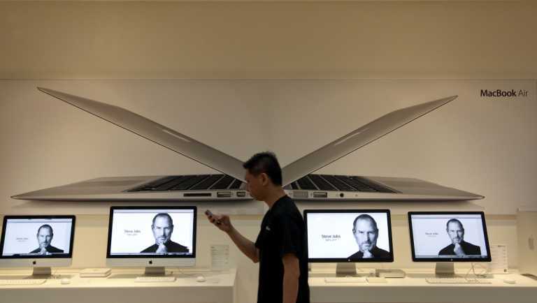 Поклонники Apple по всему миру скорбят о Стиве Джобсе. Фото