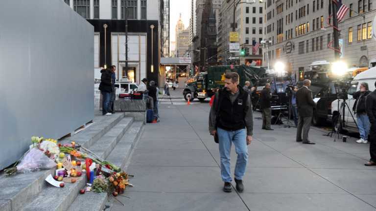 Поклонники Apple по всему миру скорбят о Стиве Джобсе. Фото