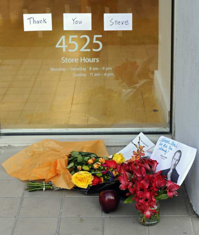 Поклонники Apple по всему миру скорбят о Стиве Джобсе. Фото