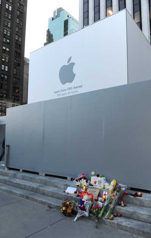 Поклонники Apple по всему миру скорбят о Стиве Джобсе. Фото