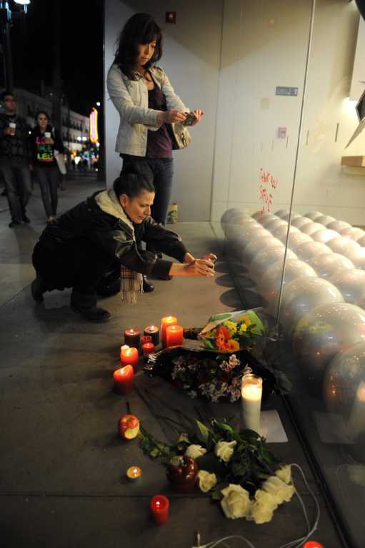 Поклонники Apple по всему миру скорбят о Стиве Джобсе. Фото