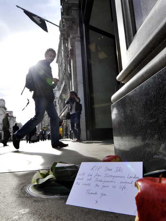 Поклонники Apple по всему миру скорбят о Стиве Джобсе. Фото