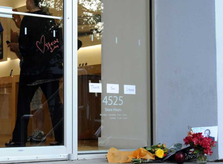 Поклонники Apple по всему миру скорбят о Стиве Джобсе. Фото