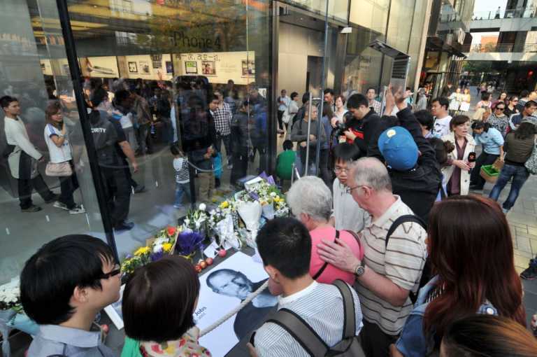 Поклонники Apple по всему миру скорбят о Стиве Джобсе. Фото