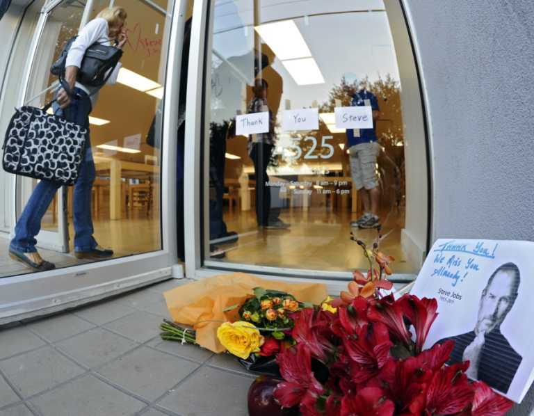 Поклонники Apple по всему миру скорбят о Стиве Джобсе. Фото