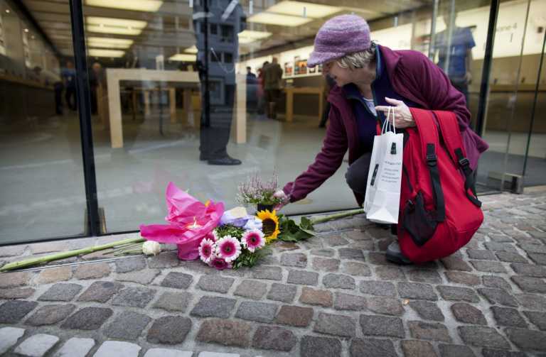 Поклонники Apple по всему миру скорбят о Стиве Джобсе. Фото