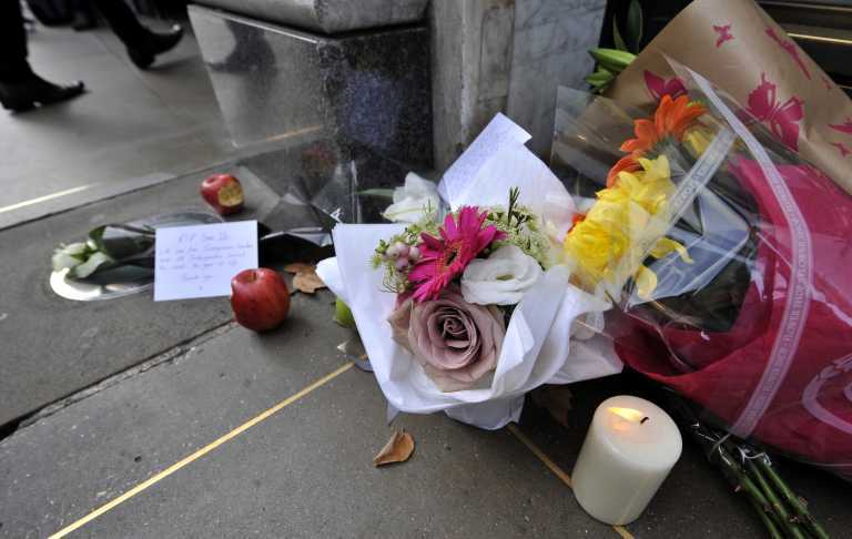 Поклонники Apple по всему миру скорбят о Стиве Джобсе. Фото