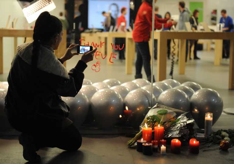 Поклонники Apple по всему миру скорбят о Стиве Джобсе. Фото