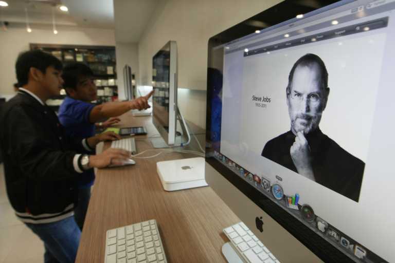 Поклонники Apple по всему миру скорбят о Стиве Джобсе. Фото