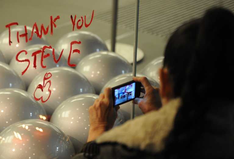 Поклонники Apple по всему миру скорбят о Стиве Джобсе. Фото