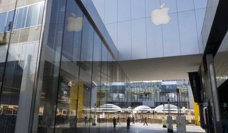 Поклонники Apple по всему миру скорбят о Стиве Джобсе. Фото