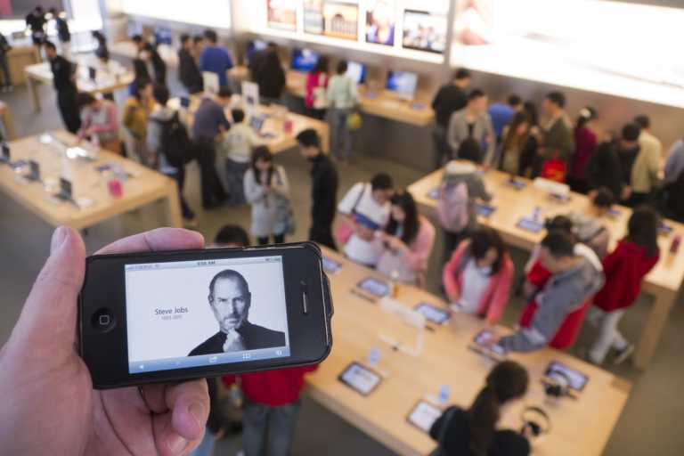Поклонники Apple по всему миру скорбят о Стиве Джобсе. Фото