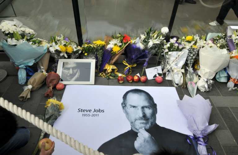 Поклонники Apple по всему миру скорбят о Стиве Джобсе. Фото